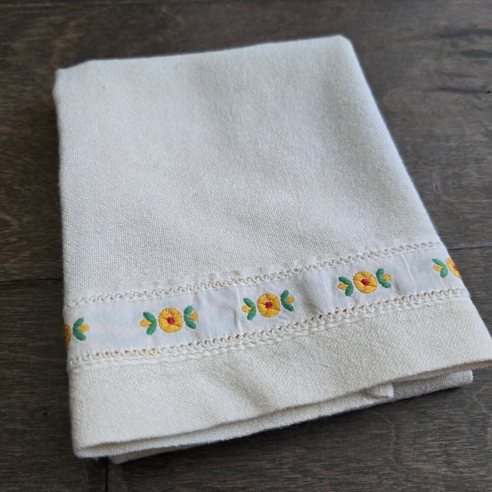 Vintage Embroidered Floral Cream Fingertip Guest Towel 20"x 11" Approx.